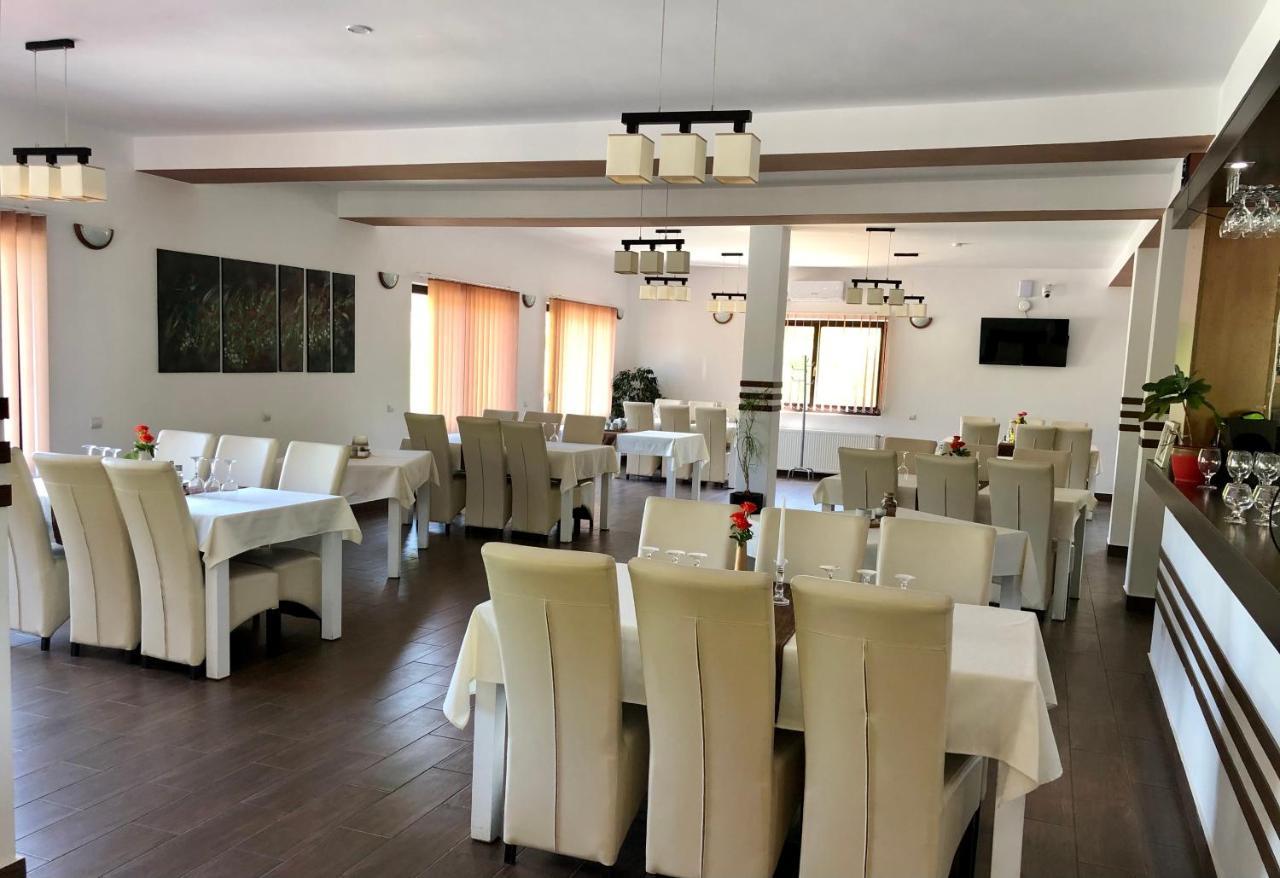 Aranykakas Etterem Es Panzio Bed and Breakfast Sîndominic Buitenkant foto