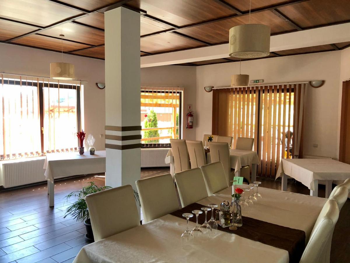 Aranykakas Etterem Es Panzio Bed and Breakfast Sîndominic Buitenkant foto