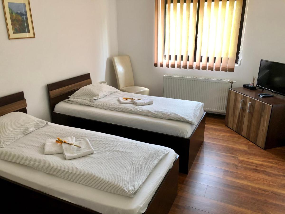 Aranykakas Etterem Es Panzio Bed and Breakfast Sîndominic Buitenkant foto