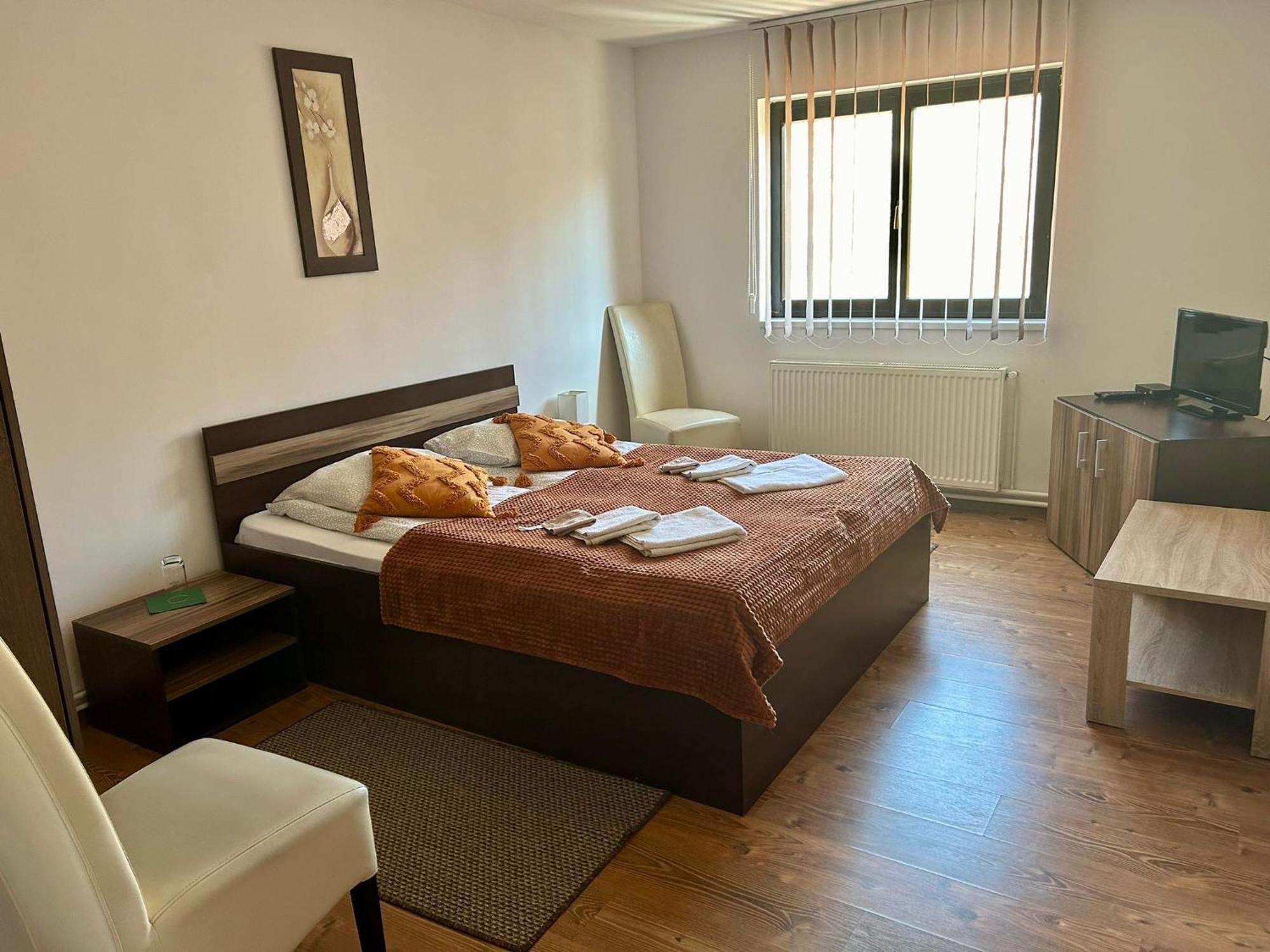 Aranykakas Etterem Es Panzio Bed and Breakfast Sîndominic Buitenkant foto